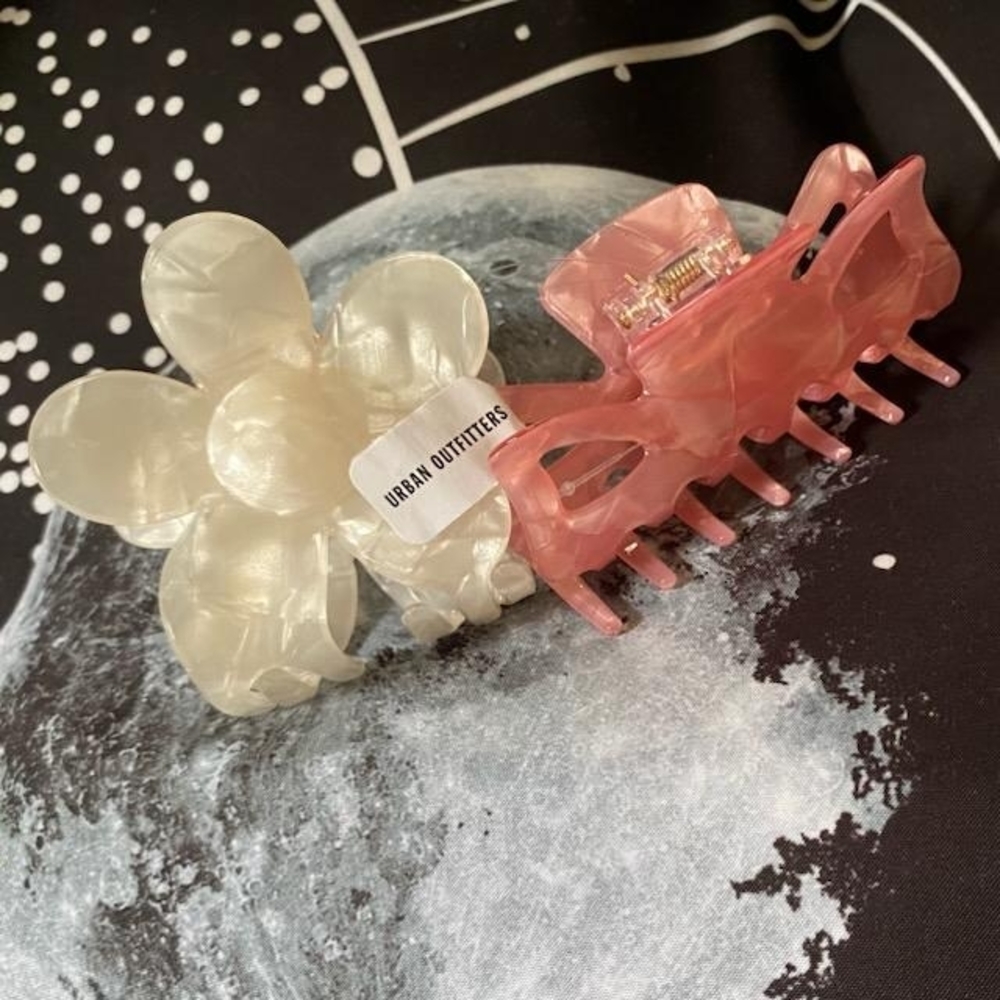URBAN OUTFITTERS | Hair Claw Clips (Set Of 2) - Picture 12 of 12